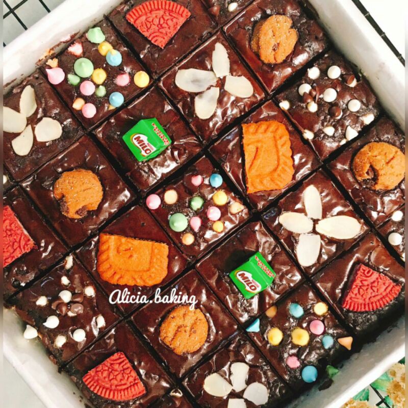 

FUDGY BROWNIES PREMIUM, FREE KARTU UCAPAN + PITA