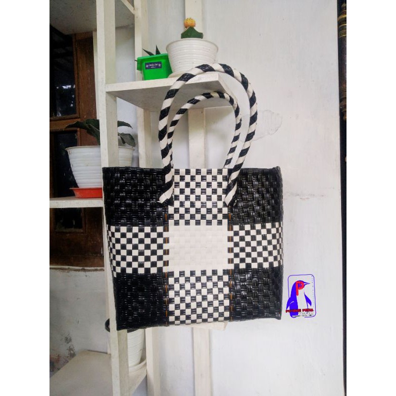 

Tas anyaman plastik jali mix. monochrome bali size M