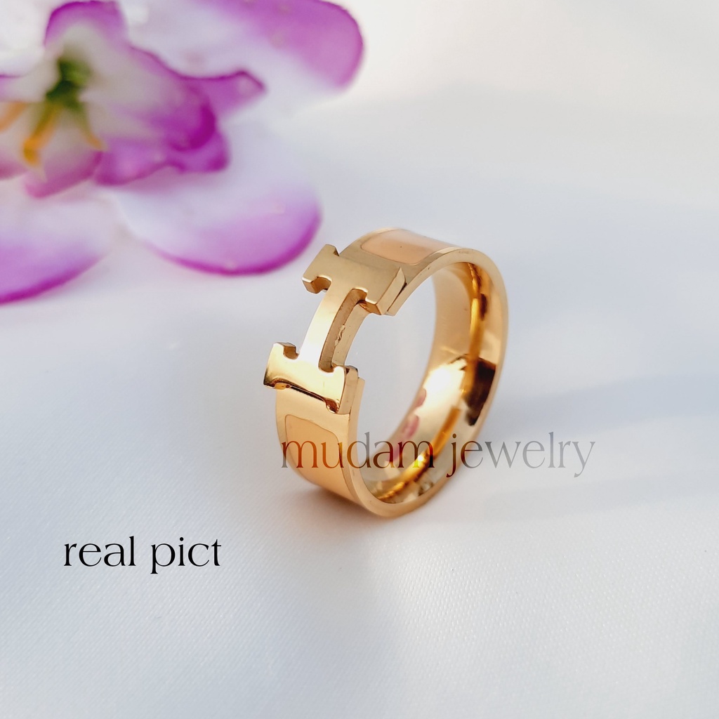 Cincin Titanium Model Huruf &quot; H &quot; Mewah dan Elegan Warna Rose Gold dan Gold