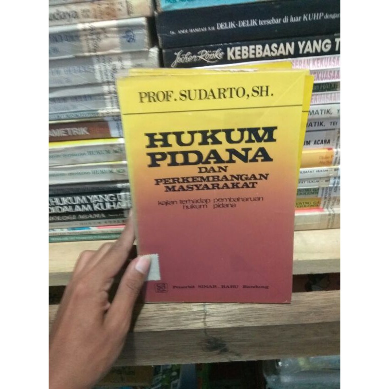 HUKUM PIDANA DAN PERKEMBANGAN MASYARAKAT - SUDARTO
