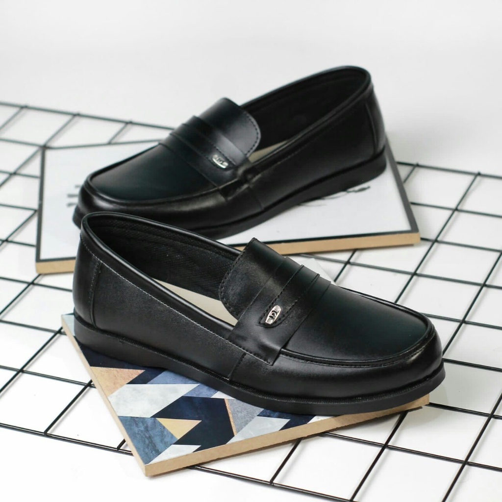 Sepatu Slip On Pria Sepatu Pria Casual Kulit Asli Sepatu Casual Cowok / Cowo Sepatu Kasual Slop Anti Slip Semi Formal Kerja Kuliah Gaya Santai Keren Kekinian Original Murah Terlaris