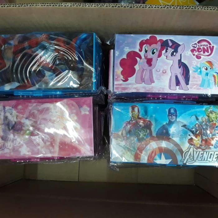 

Tempat Pensil Kode Karakter 3D Hologram Kotak Pensil