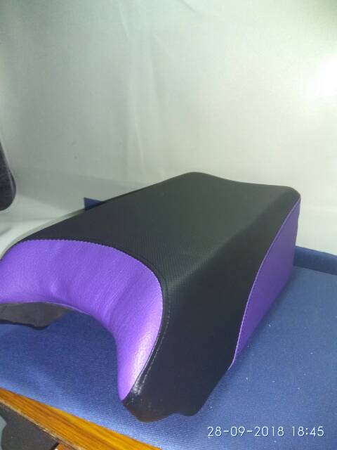 

Dudukan tambahan motif polos kombinasi ungu