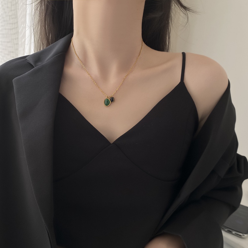 Cahaya Mewah Retro Hijau Hitam Batu Akik Anti Karat Kalung Baja Titanium Emas 18 K Kalung Aksesoris Wanita