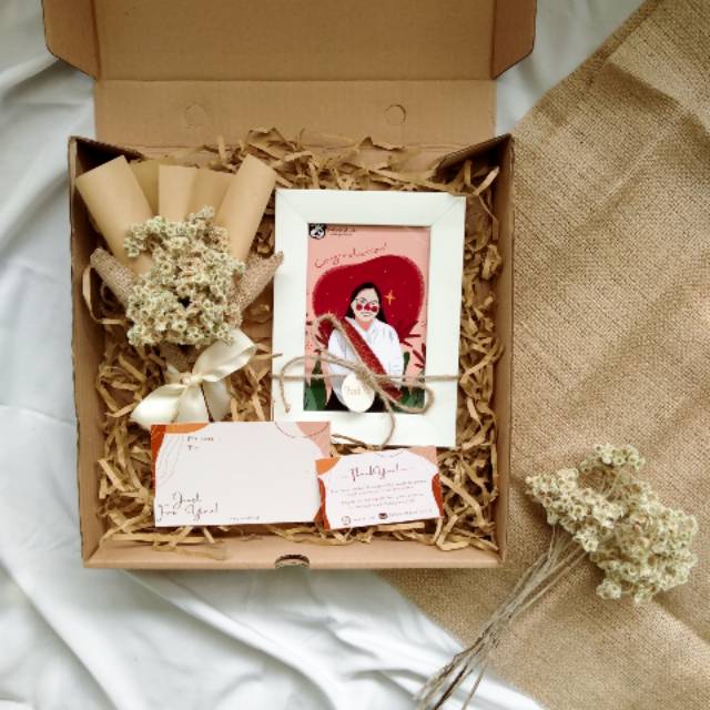 HAMPERS WISUDA CUSTOM ILUSTRASI + BUKET EDELWEIS /GIFT ULANG TAHUN