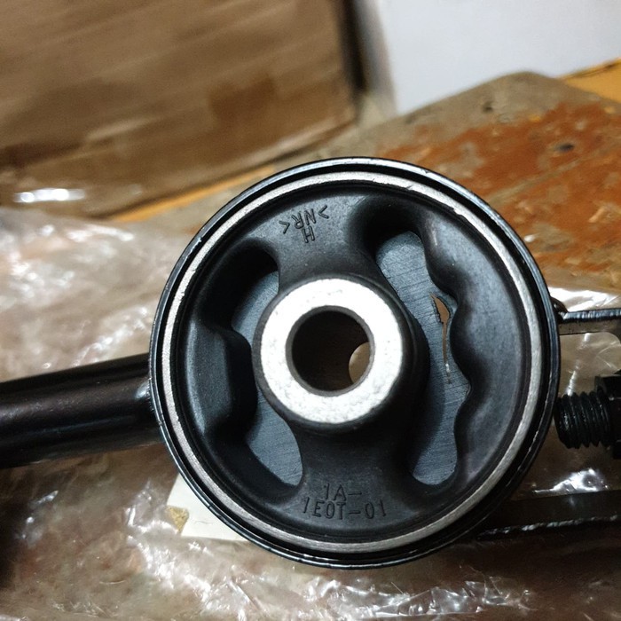 Engine mounting kanan atas Livina 1.8