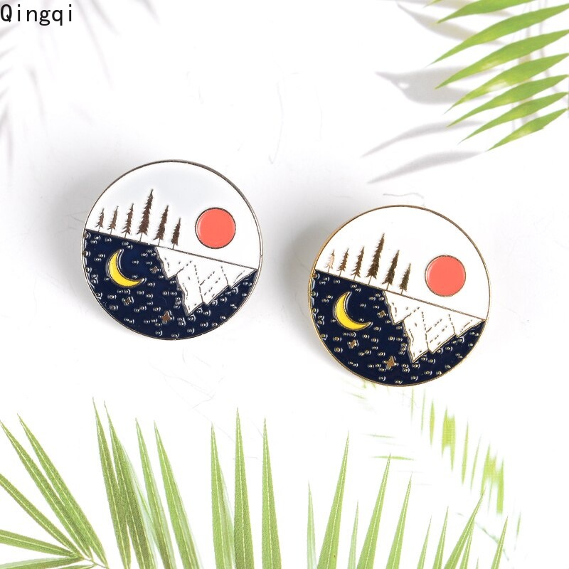 Bros Pin Enamel Bentuk Bulat Motif Gunung Matahari Bulan Bintang Hutan Alam Untuk Hadiah Berkemah Mendaki Luar Ruangan