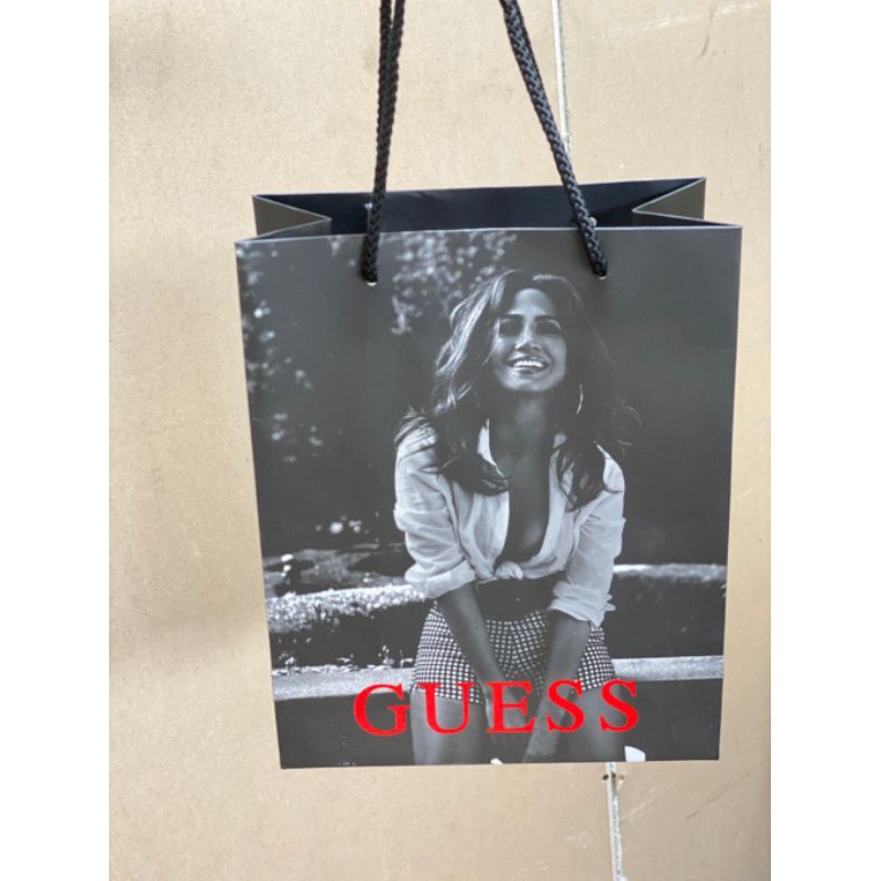 

Paperbag Guess | Paperbag Pedro | Paperbag Cnk