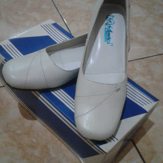 Sepatu Pantofel  Flats Wanita Putih Hitam Perawat