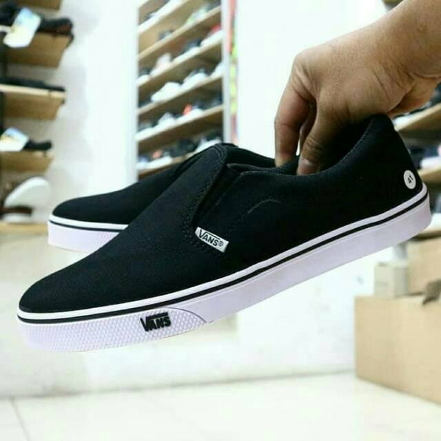 SEPATU SLIP ON PRIA BISA COD KASUAL SANTAI WARNA HITAM PUTIH