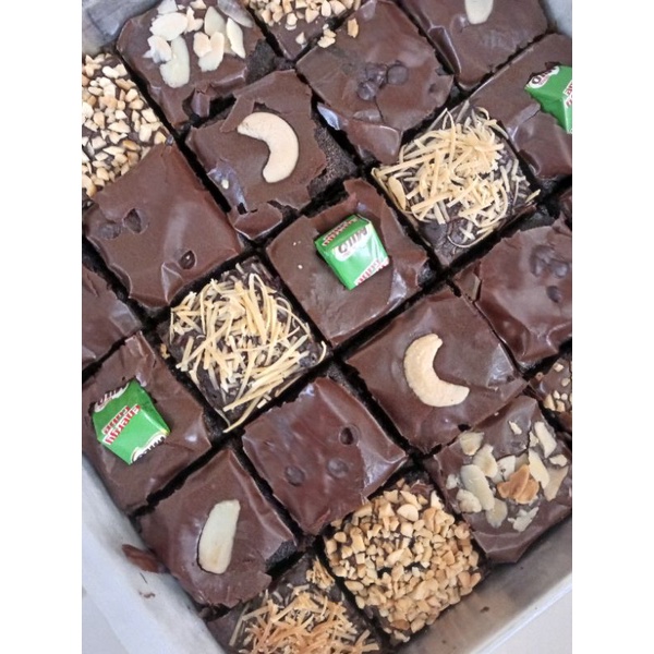 

Brownies panggang 20x20 netto 750gr full toping brownies ayla