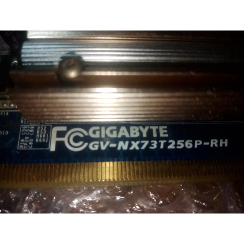 vga pci express nVidia 256 mb DDR2 128 bit.