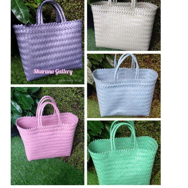 

CUCI GUDANG!!! tas anyaman plastik untuk souvenir size (M) P:28 L:12 T:25