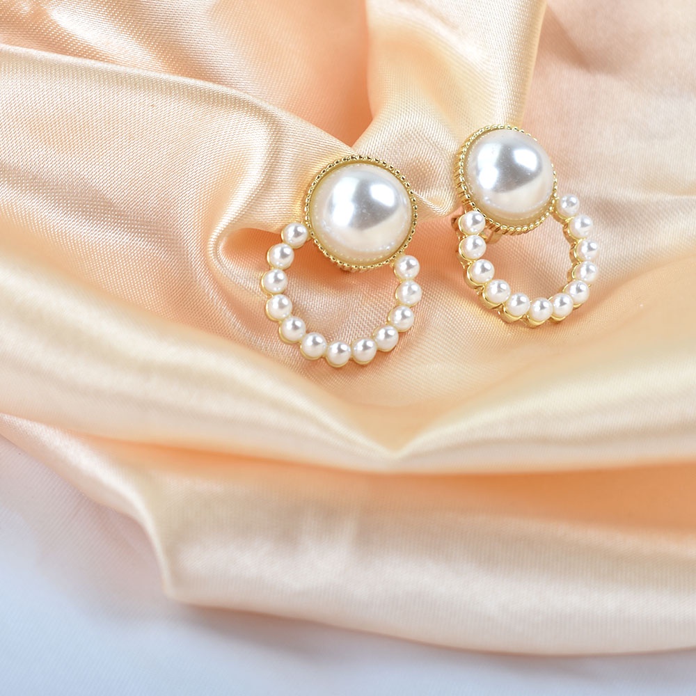 Anting Klip Telinga Bentuk Bulat Geometris Warna Emas Aksen Mutiara Untuk Wanita