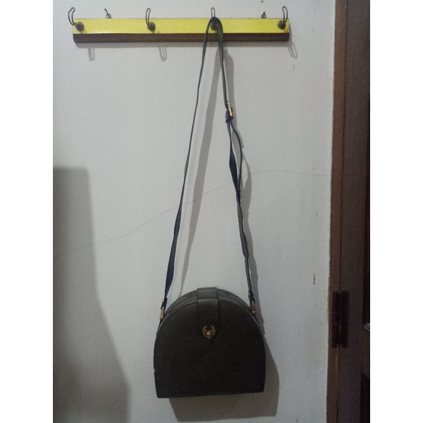 TAS SETENGAH LINGKARAN