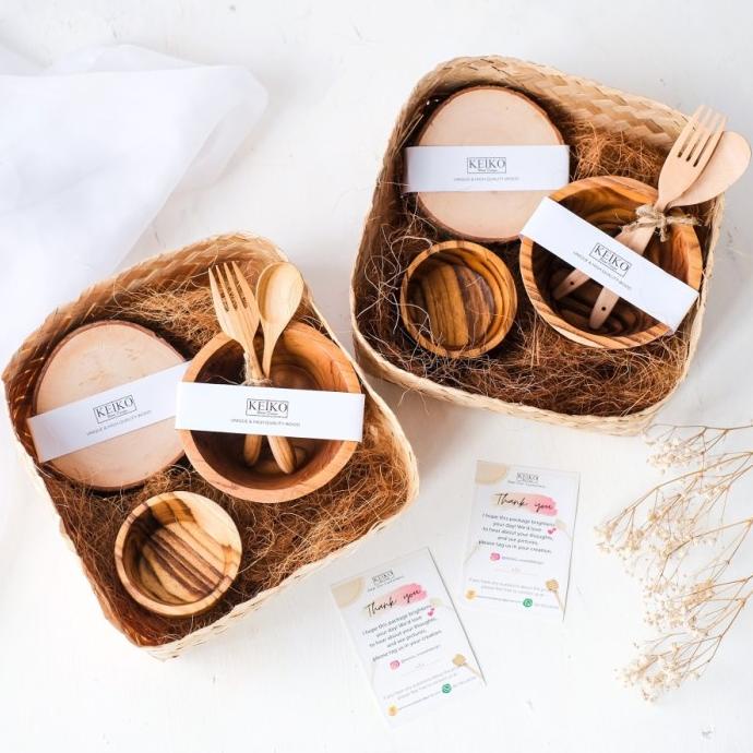 

Hampers Idul Fitri / Lebaran / Natal Peralatan Makan Kayu Jati Terlaris!!!R30F