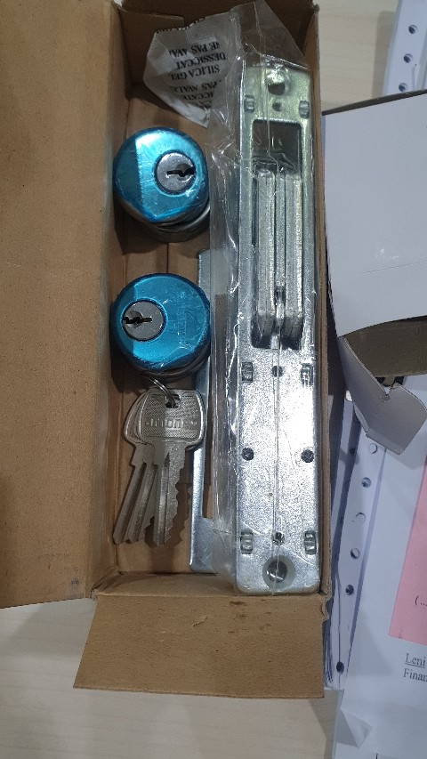 Kunci Pintu Almunium Kaca Kunci Swing 820 Arrone 8128