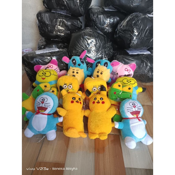 Boneka tempelan kaca mobil