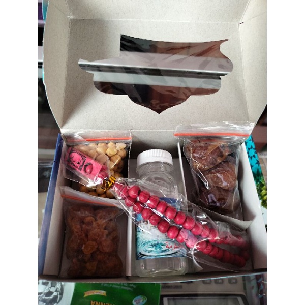 

paket ekonomis (kurma,kismis,Kc Arab, botol ZAM ZAM, paperbag, tasbih)