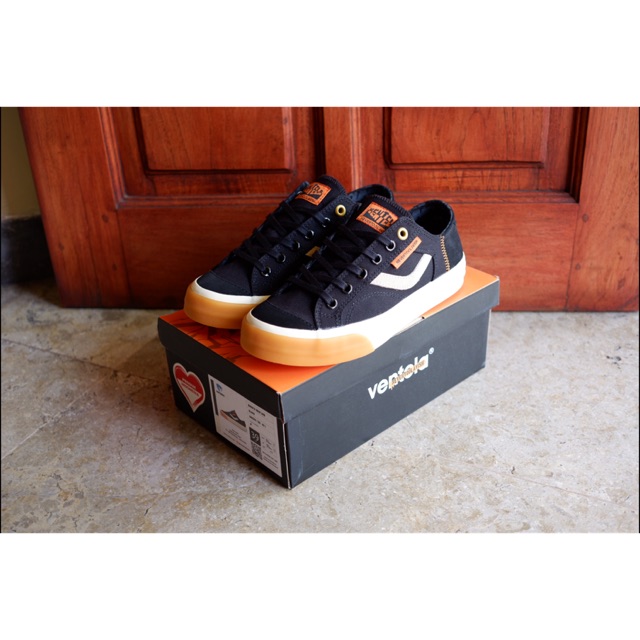 Sepatu Sneakers Ventela Noir Low x Never Too Lavish