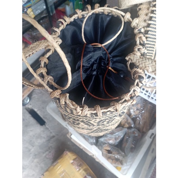 Tas Punggung Rotan Anjat Khas Dayak Kalimantan Ukuran besar Bentuk Tabung dengan Puring/Furing model