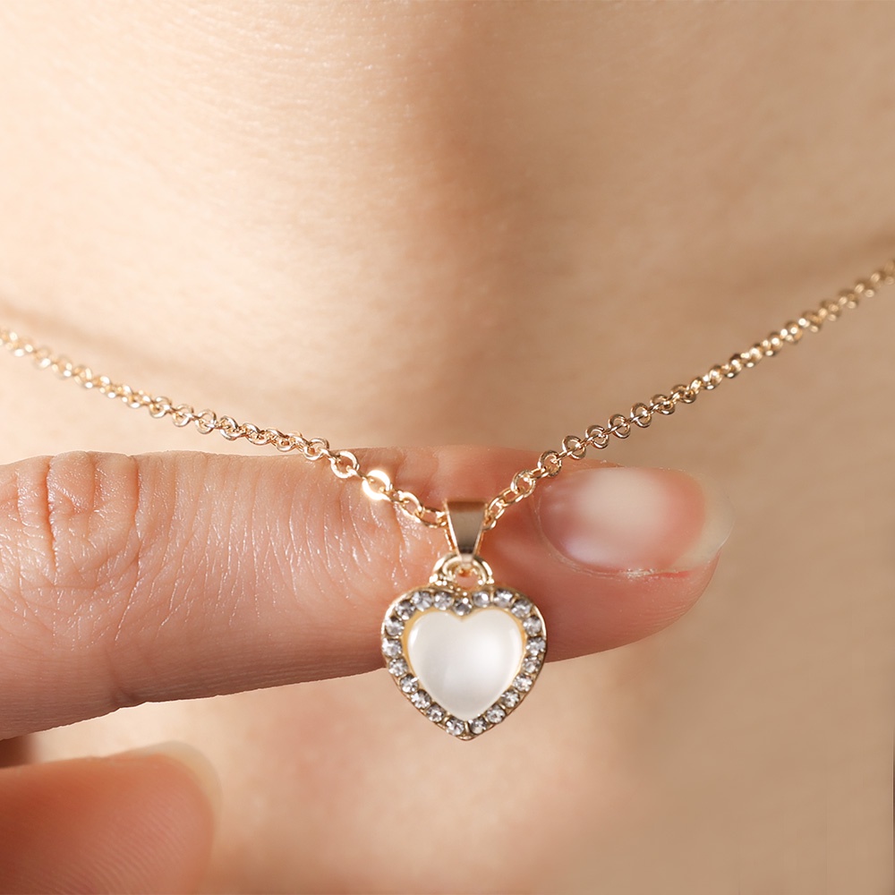 Kalung Rantai Klavikula Liontin Opal Bentuk Hati Aksen Kristal Zircon Warna Emas Untuk Wanita
