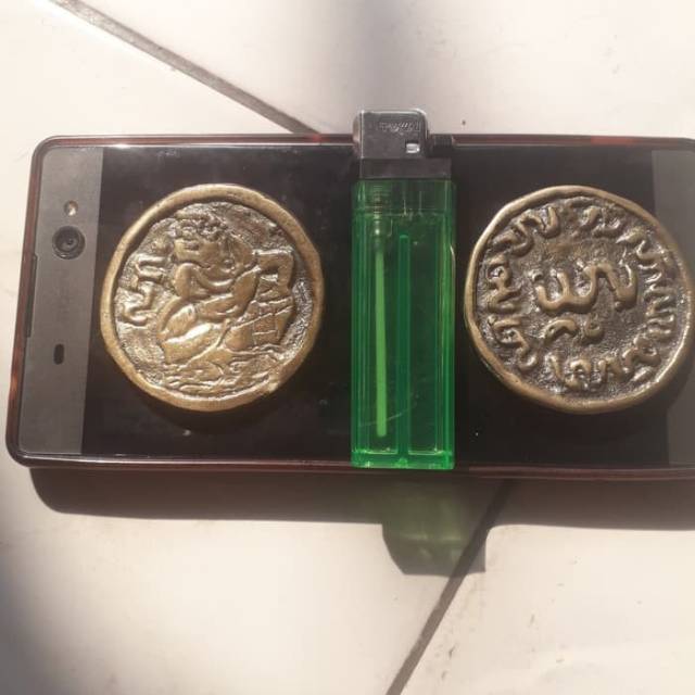 Koin kuno gambar semar kuningan