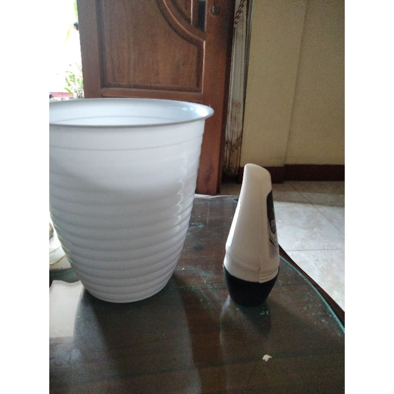 pot kecil putih
