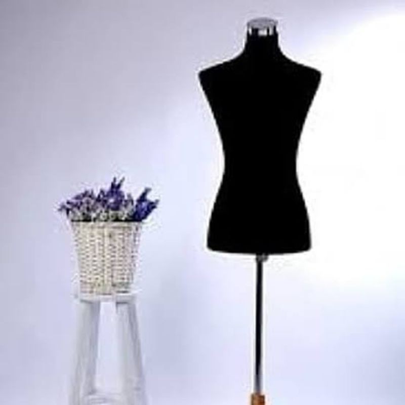 Display Manekin Kain Wanita Topi Besi Patung