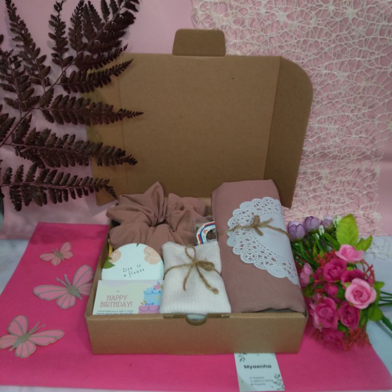 

Hampers Cewe kue (Edisi rainbow muslimah) kado hadiah