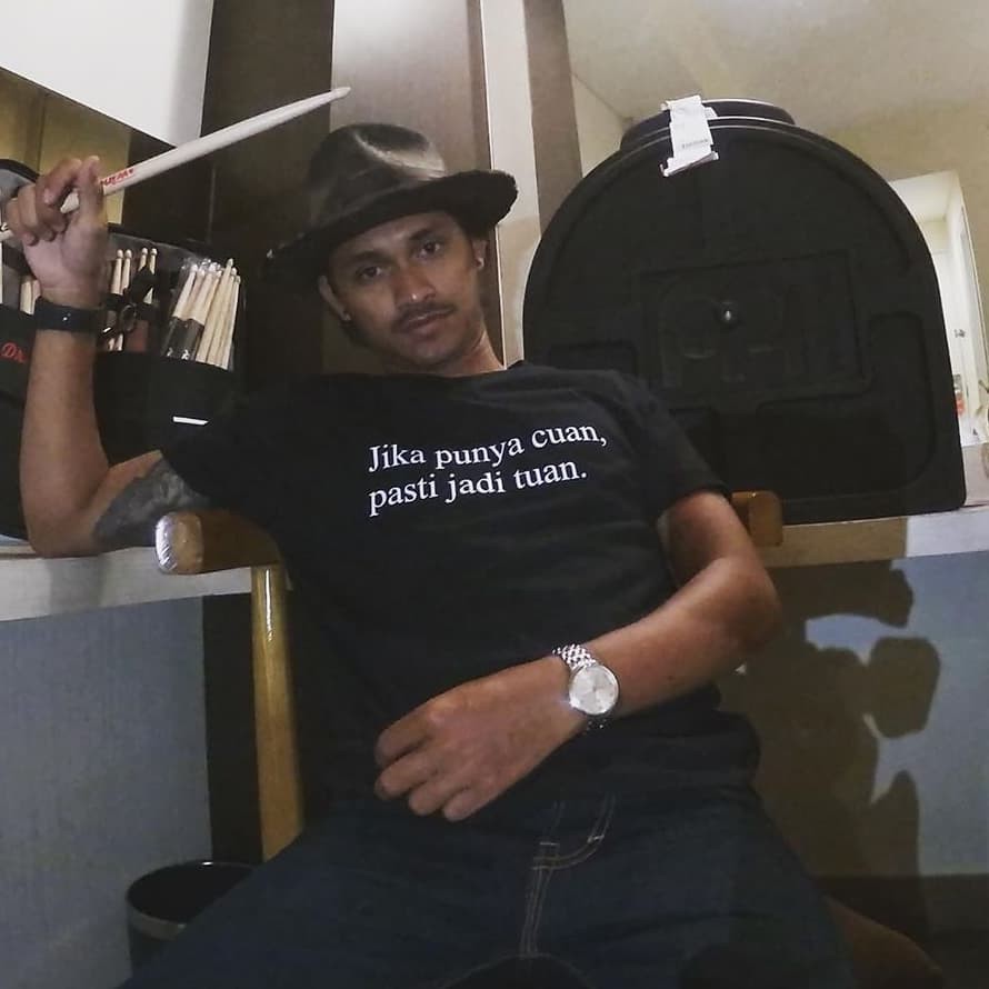 Kaos " jika punya cuan, pasti jadi tuan. "