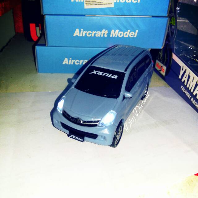 Miniatur Mobil Daihatsu xenia biru