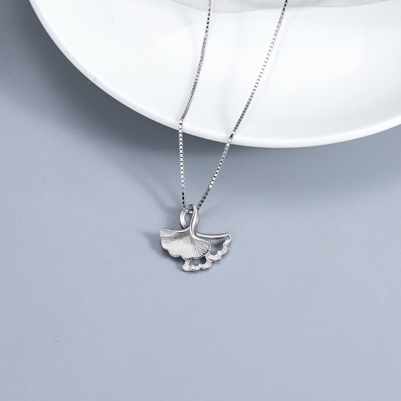 Kalung Rantai Klavikula Hias Liontin Daun Ginkgo Hollow Warna Silver Gaya Korea Untuk Wanita