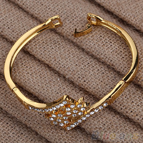 Gelang Wanita : Gelang Dengan Detail Bunga Simetris Berbahan Logam Campuran