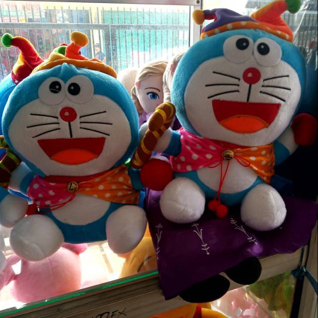 Boneka doraemon badut