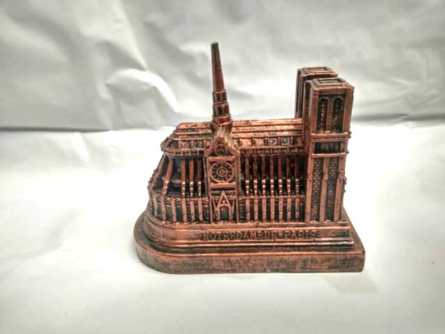 PAJANGAN MINIATUR NOTREDAMEDE PARIS UKURAN 15x10x7 cm BAHAN FIBERGLASS - DEKORASI RUMAH ICON DUNIA