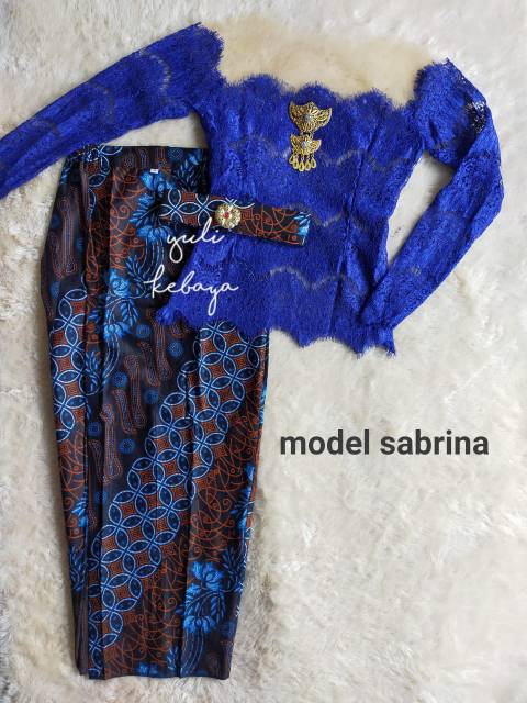 Set Kebaya Bali Lengan Panjang Warna Biru dengan Rok Lipat Pramugari
