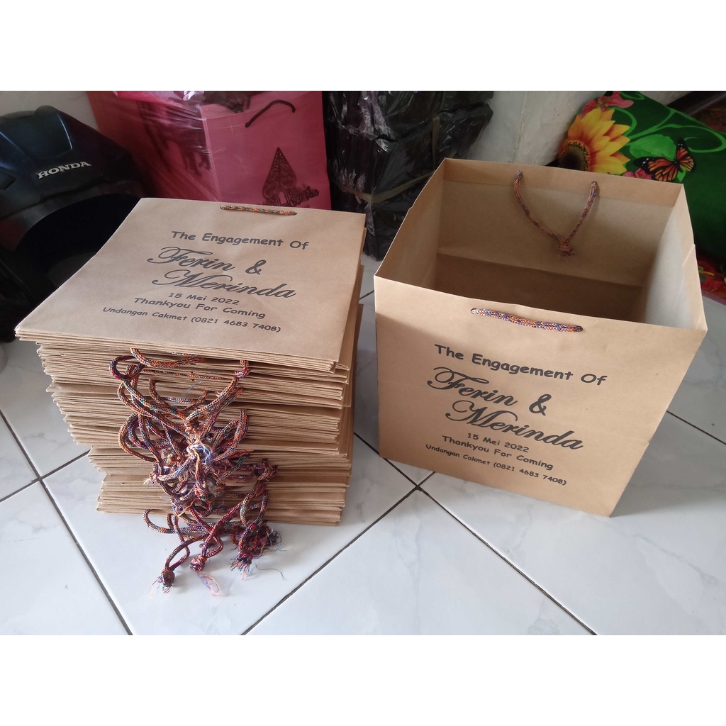 

Paper Bag Kotak Nasi Ukuran 25x25x25 Plus Sablon