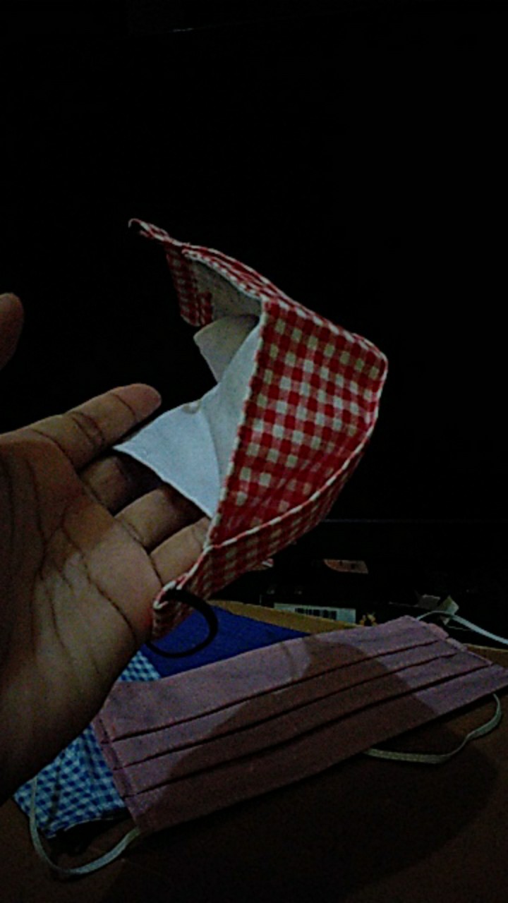 Masker Kain (bisa Selip Tissue) — Bentuk Lancip Motif Kotak-kotak