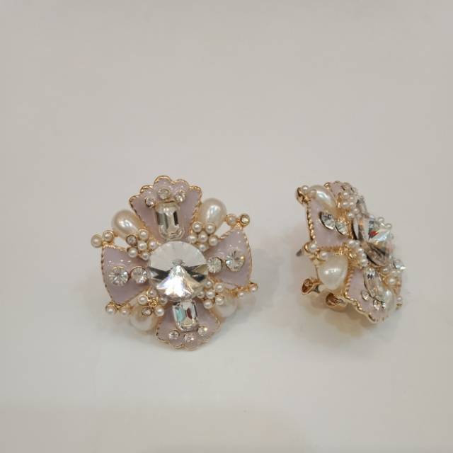 Anting bunga ungu