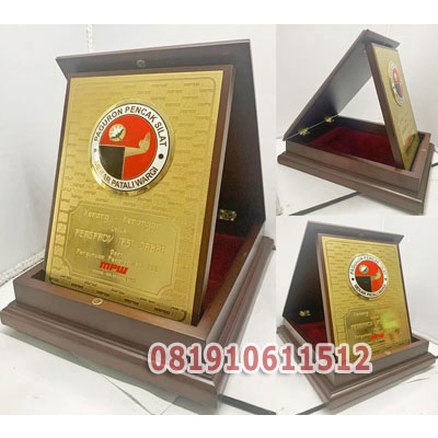 PLAKAT KAYU BOX / PLAT KUNINGAN / PLAT GRAFO / VANDEL BOX KAYU / PLAKAT PENGHARGAAN / PLAKAT KENANG-