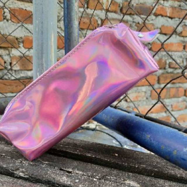 

Tempat Pensil Hologram