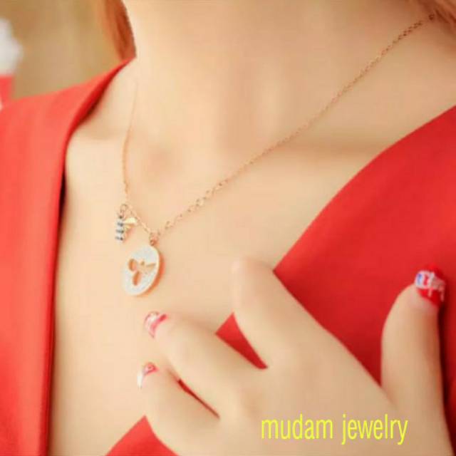 Kalung Titanium Swar Bee Kristal Merah dan Putih Rose Gold Lapis Emas 18K