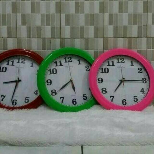 Jam dinding Polo's warna
