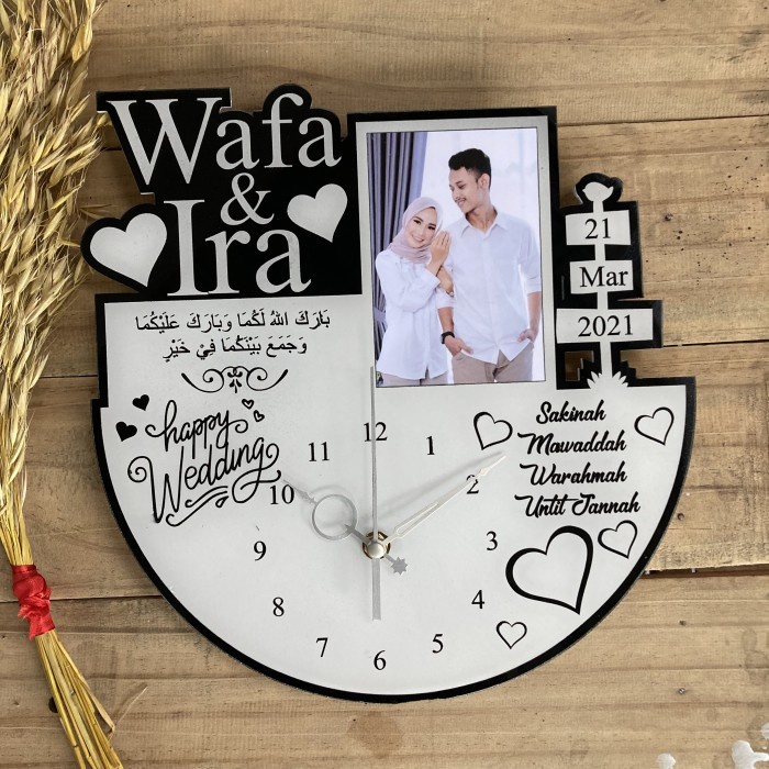 KADO PERNIKAHAN PLUS FOTO CUSTOM JAM DINDING AKRILIK KEREN Termurah