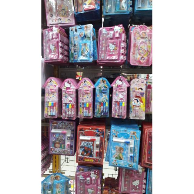 

Alat tulis semua 12.000/pack. Detail warna/karakter tulis di memo