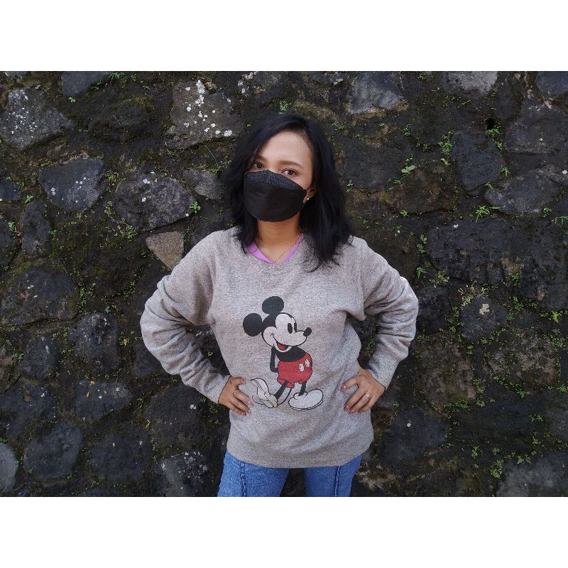 sweater uniqlo mickey mouse original preloved