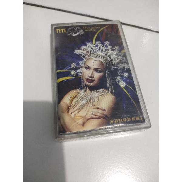 kaset pita titi dj / menyanyikan kembali