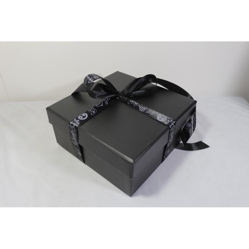 

HEEYYBOX | Hard Box Full Black + Ribbon / Kotak Kado Bahan Hard Box Hitam Polos + Pita.