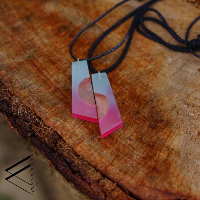Kalung resin kayu couple unik